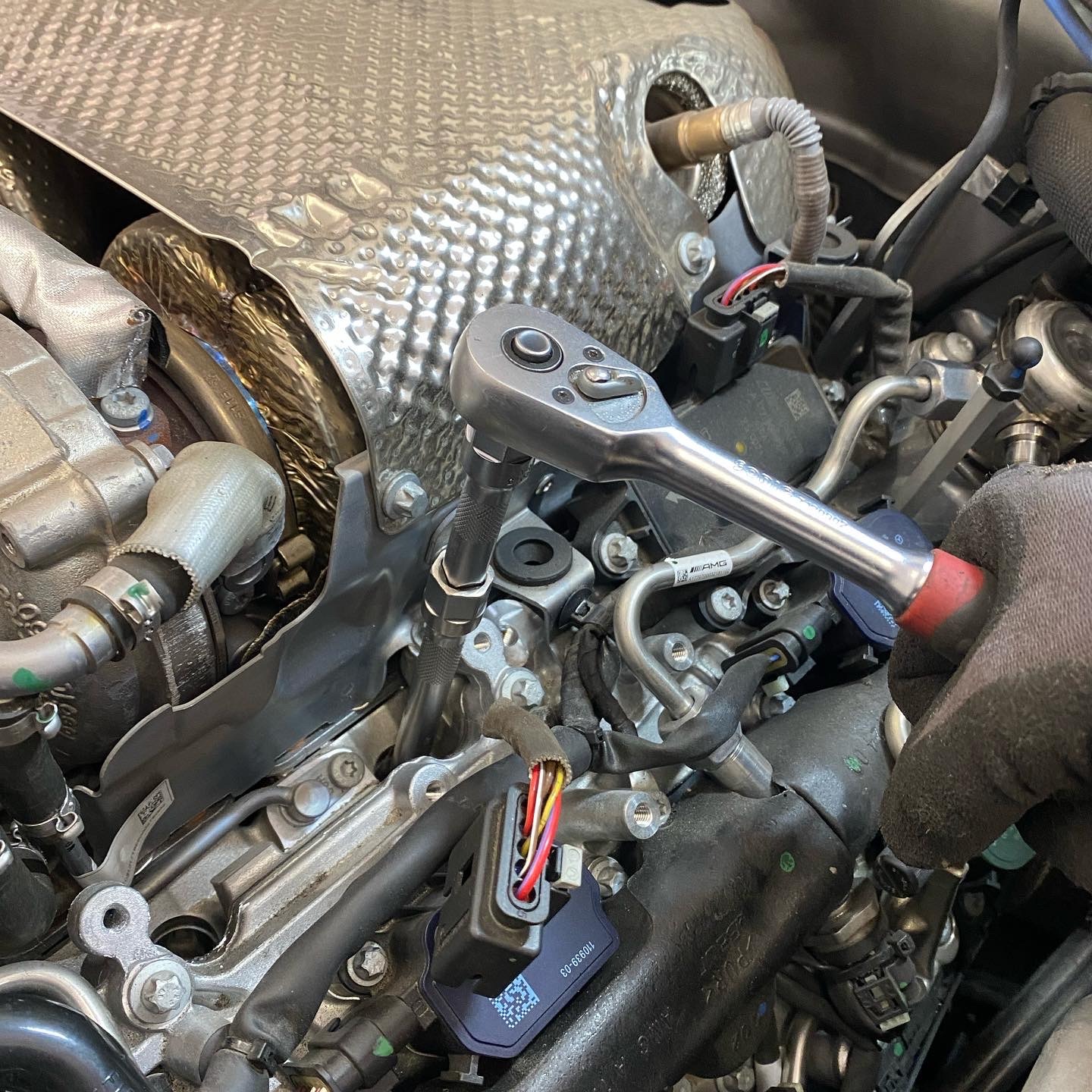 Mekaniker arbejder på AMG motor med momentnøgle hos Car Force