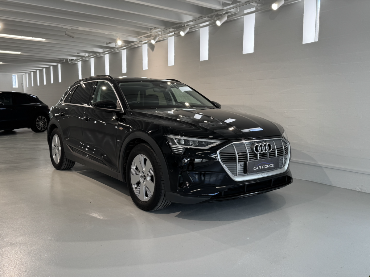 Audi e-tron elbil i Car Force showroom klar til leasing i Hørsholm