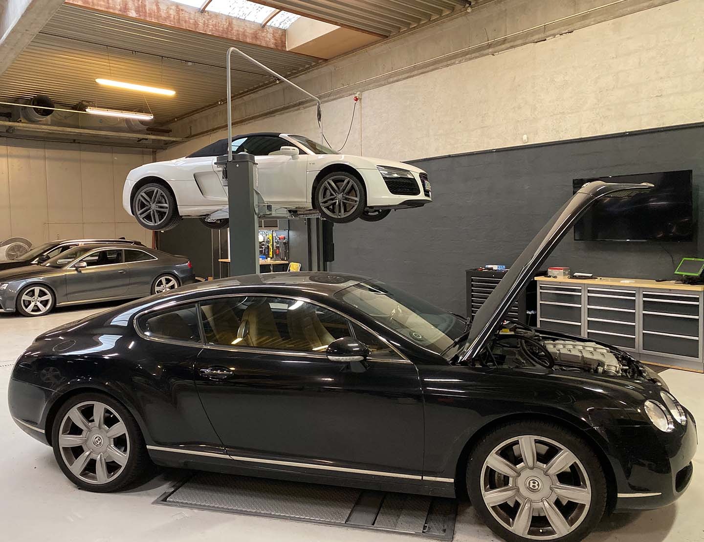 Bentley Continental GT til service i Car Force autoværksted i Hørsholm med Audi R8 på lift