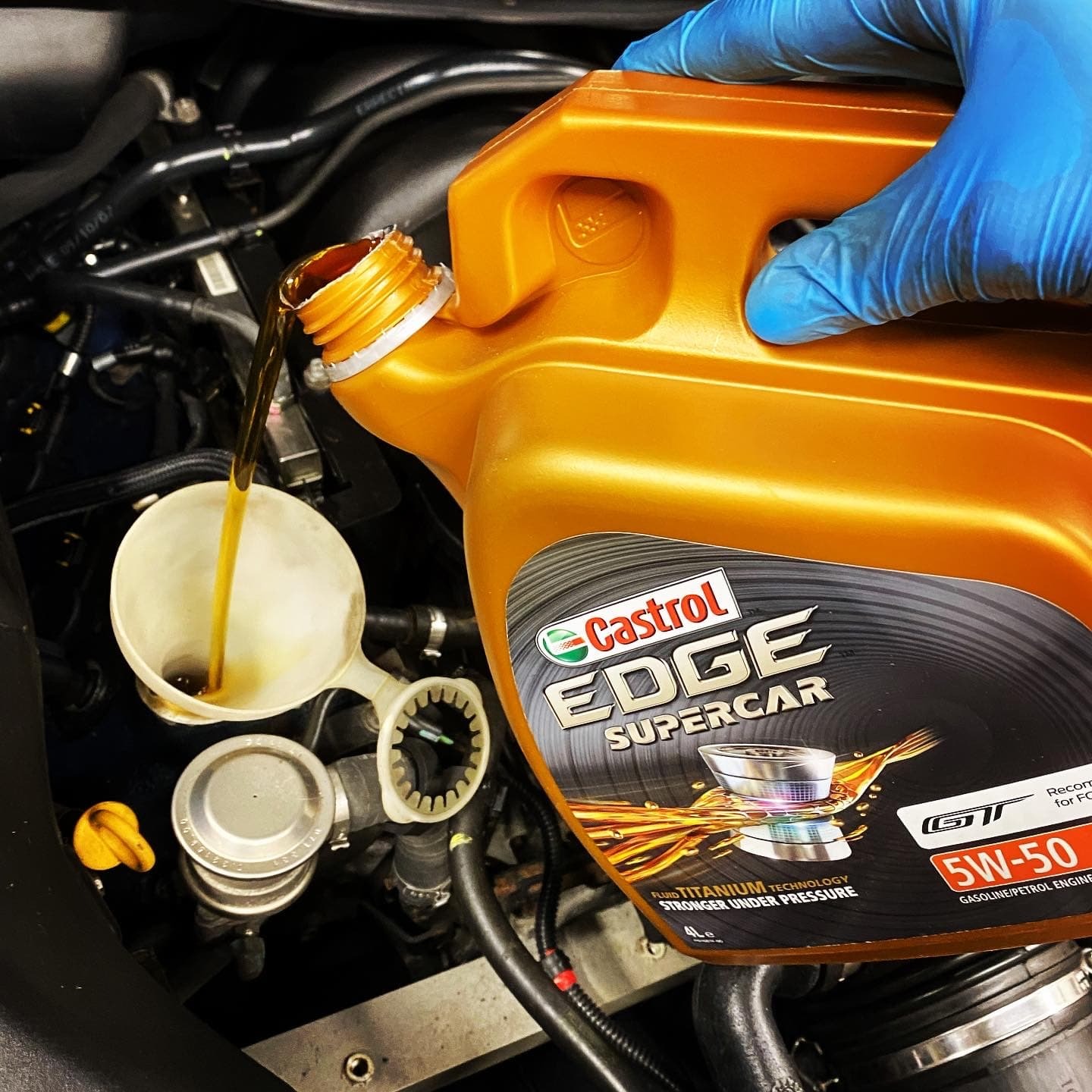 Påfyldning af Castrol Edge Supercar 5W-50 motorolie under service hos Car Force