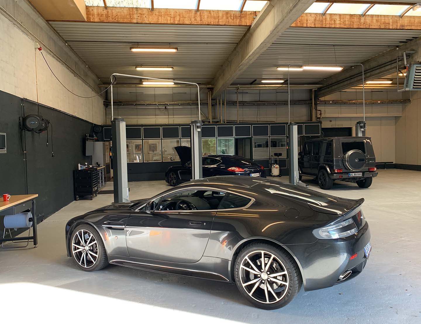Aston Martin Vantage og Mercedes G-Klasse til service i Car Force autoværksted i Hørsholm