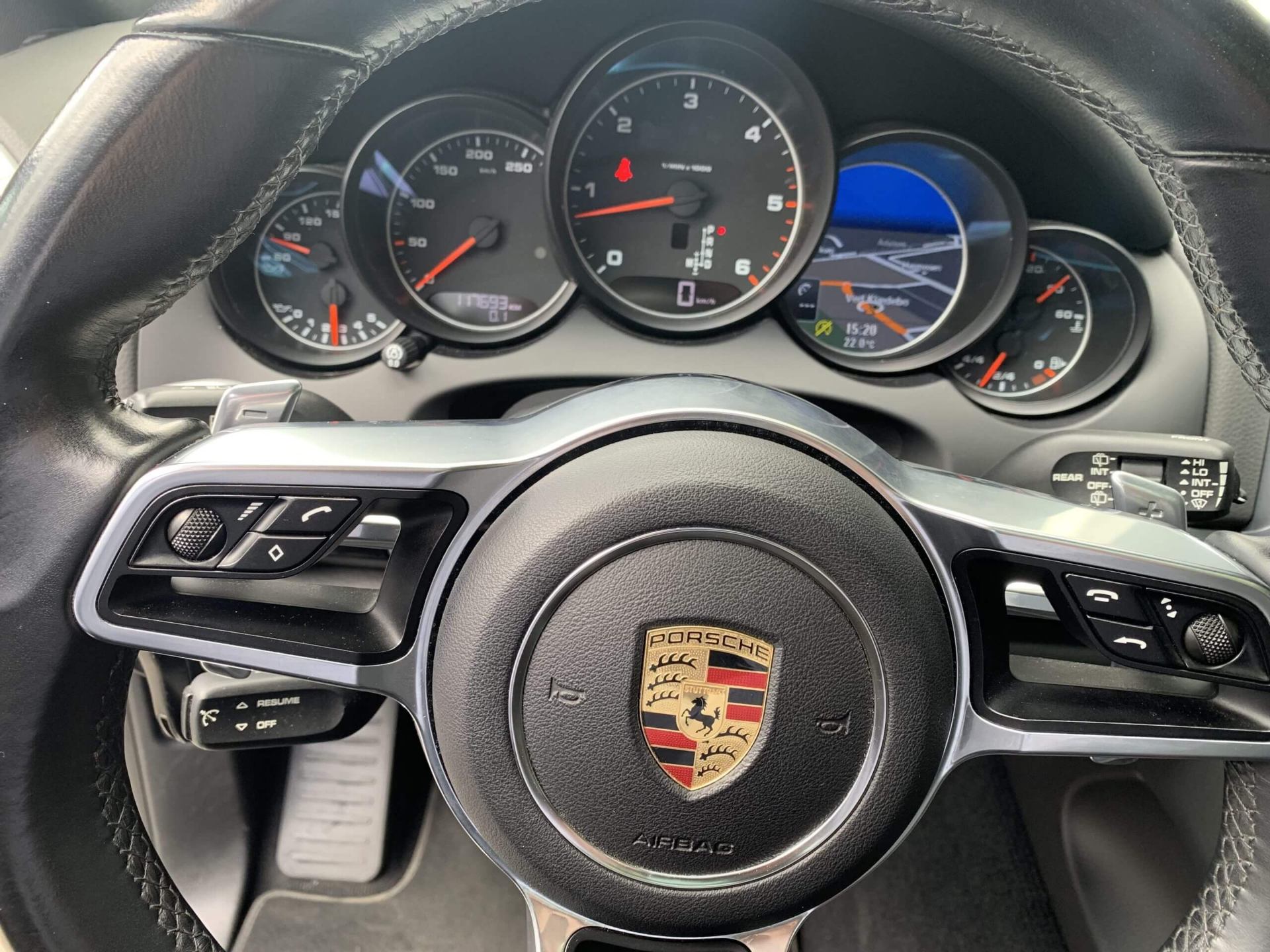 Porsche cockpit – mærkespecifik diagnose hos Car Force