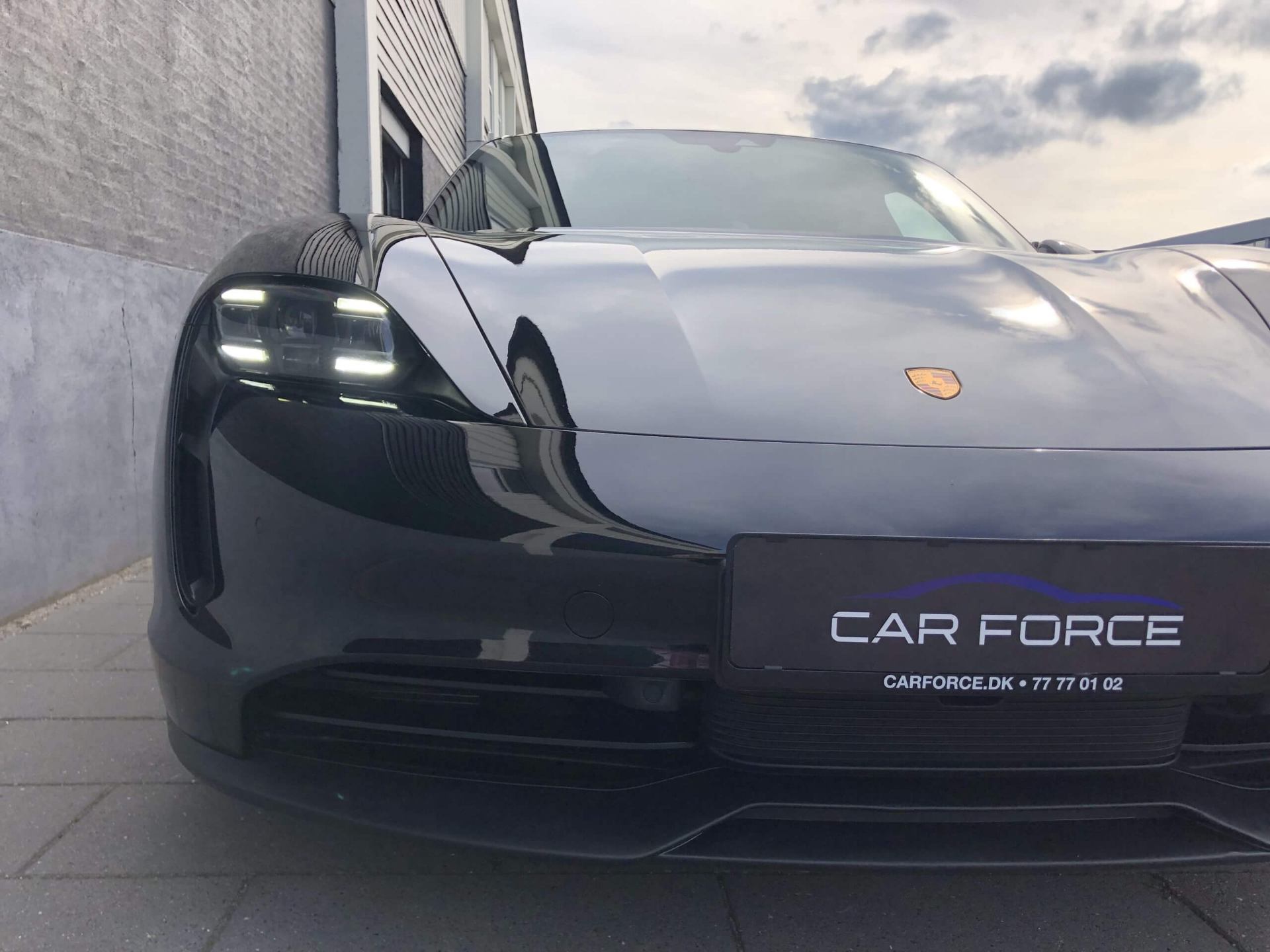 Porsche Taycan front-detalje – specialværksted for performancebiler