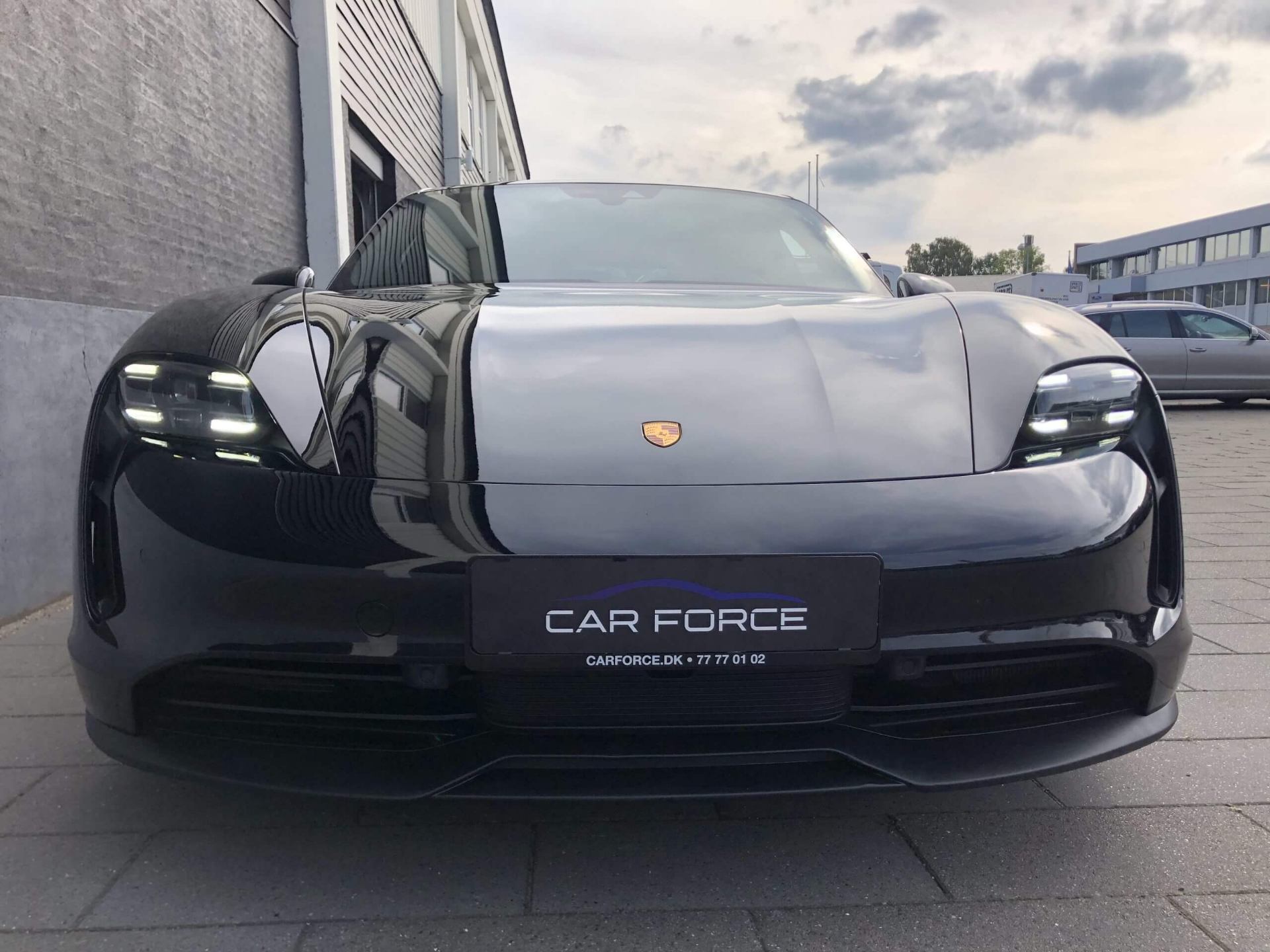 Porsche Taycan på Car Force specialværksted i Hørsholm